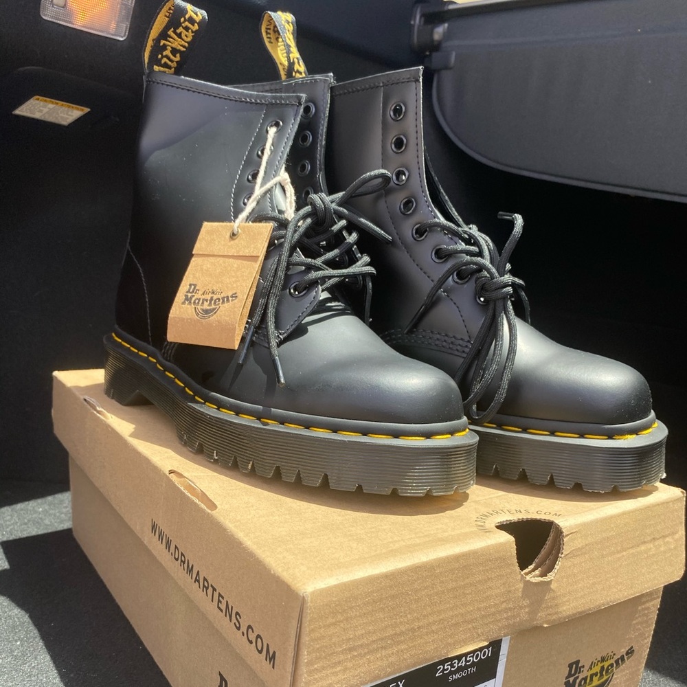 Dr. Marten 1460 smooth leather lace up Boots